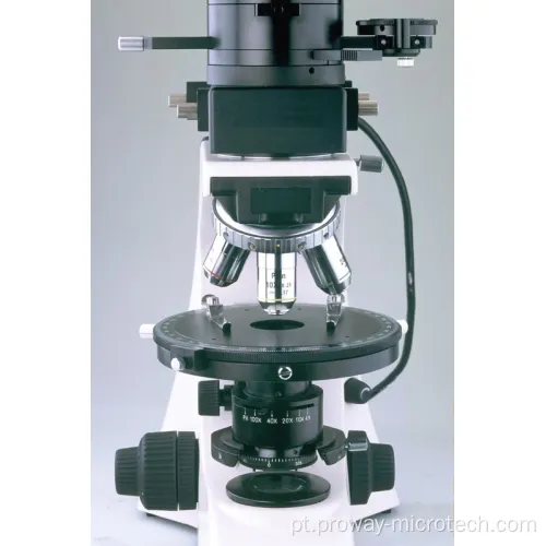 Microscópio de polarização com sistema de iluminação composto